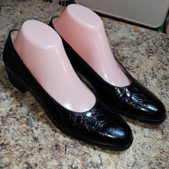 Salvatore Ferragamo Boutique crocodile pattern 9 - Picture 1 of 3